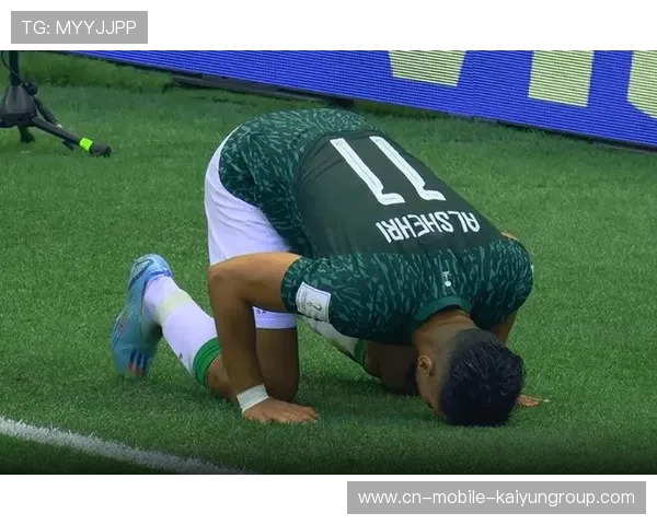 深圳新鹏城边锋内切一脚兜射，皮球擦柱飞出